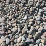 سنگ های ورقه ای و قلوه ای در رنگ های متنوع برای اجرای باغ